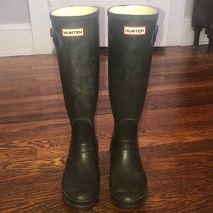 Hardly worn matte black hunter rain boots